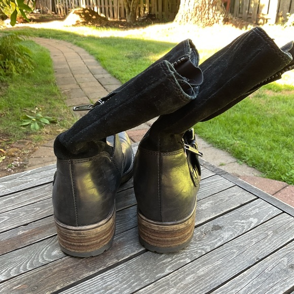 Clarks boots suede/leather top, zip up side. Buckle trim - Picture 6 of 7